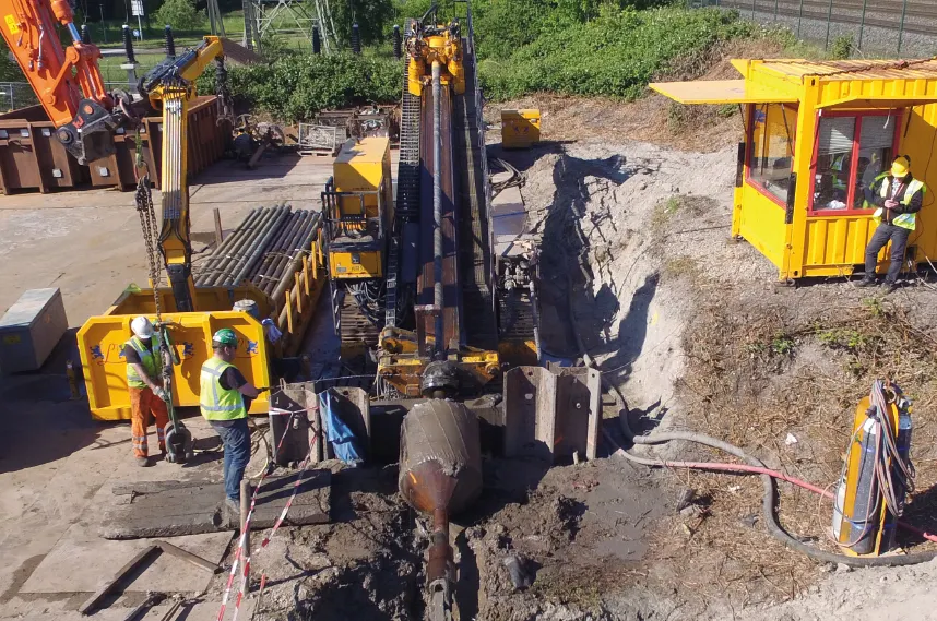 Graafmachine met personeel er om heen